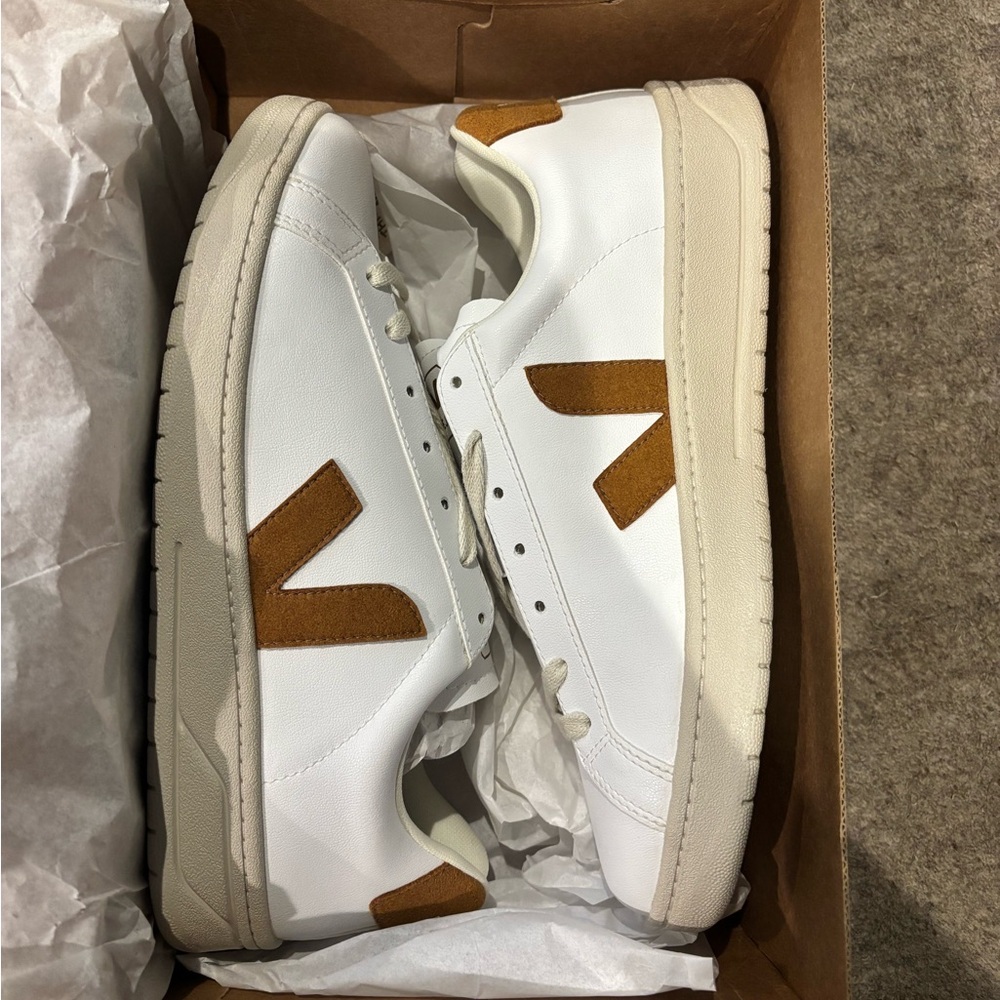 BRAND NEW Veja
